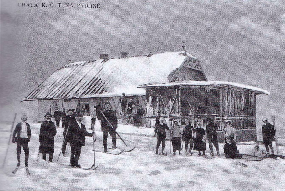 lenov KT a Sokolov na Zviin ped chatou. Podle lyask vzbroje lze snmek datovat ped rok 1910. Po kursu, kter vedl Nor Oestgard se zaaly pouvat dv hole.